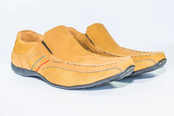 Classiche scarpe di pelle marrone isolato su sfondo bianco . — Foto Stock