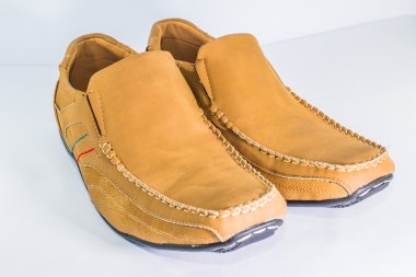 Beyaz arka plan üzerinde izole klasik kahverengi deri ayakkabı.