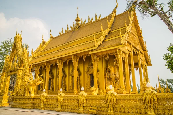 Iglesia de color oro de Wat Pak Nam Jolo- Bang Khla Chachoengsao —  Fotos de Stock