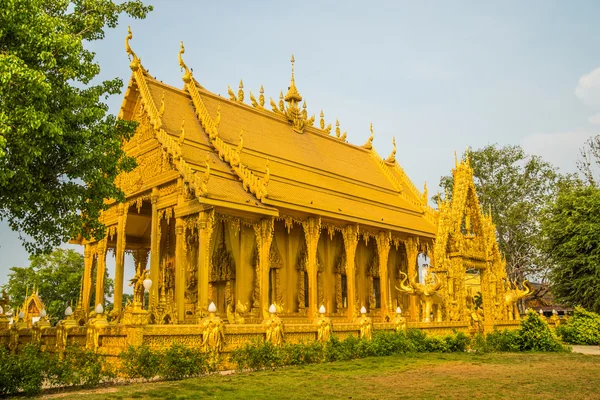 Iglesia de color oro de Wat Pak Nam Jolo- Bang Khla Chachoengsao —  Fotos de Stock