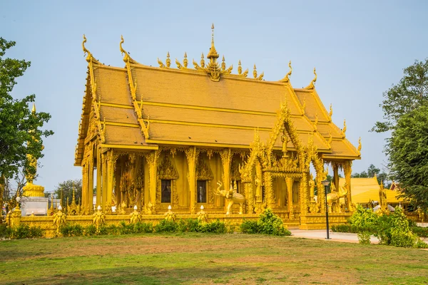 Goldfarbe Kirche von wat pak nam jolo- bang khla chachoengsao — Stockfoto