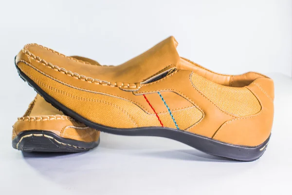 Classiche scarpe di pelle marrone su sfondo bianco . — Foto Stock