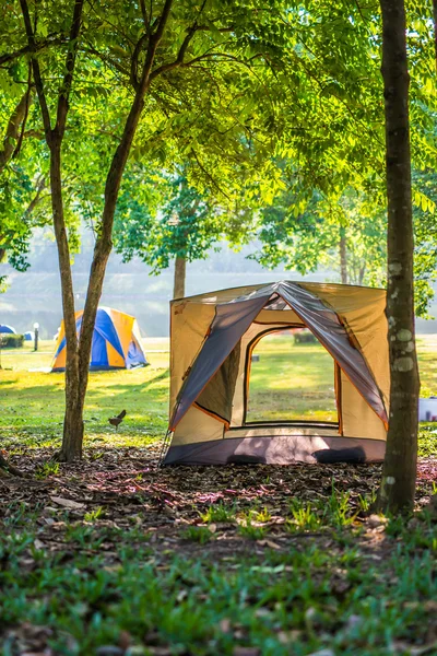Lake Forest Chet Khot şişkin parça taş ocağı olarak kullanılan kamp çadırı.