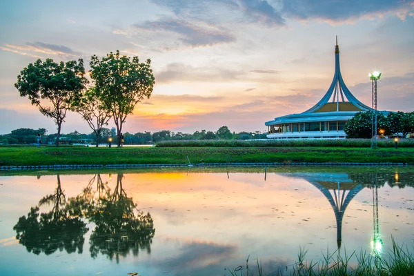 Twilight Pavilion landmark of Suan Luang Rama IX Public Park, Bangkok, Tailandia —  Fotos de Stock