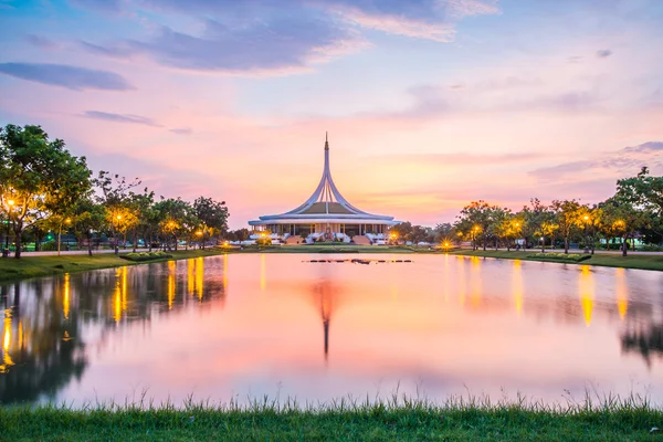 暮光之城馆具有里程碑意义的拉玛九公共御园，曼谷，泰国 — 图库照片