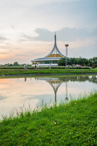 Twilight Pavilion landmark of Suan Luang Rama IX Public Park, Bangkok, Tailandia —  Fotos de Stock