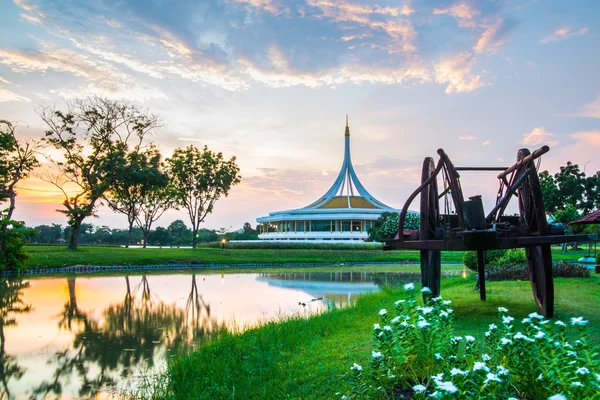 Twilight paviljoen bezienswaardigheid van Suan Luang Rama Ix openbaar Park, Bangkok, Thailand — Stockfoto