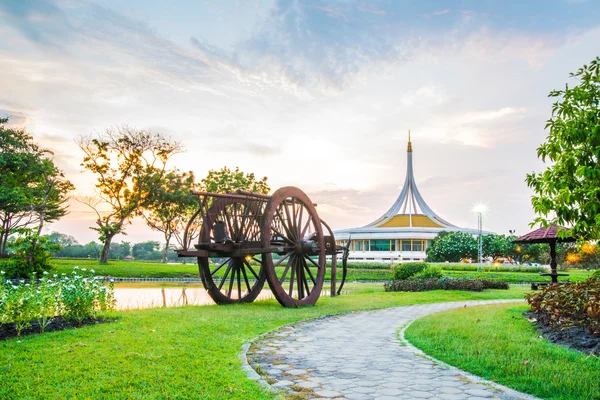 Twilight Pavilion landmark of Suan Luang Rama IX Public Park, Bangkok, Tailandia —  Fotos de Stock