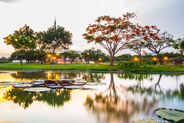 Twilight Pavilion landmark of Suan Luang Rama IX Public Park, Bangkok, Tailandia — Foto de Stock