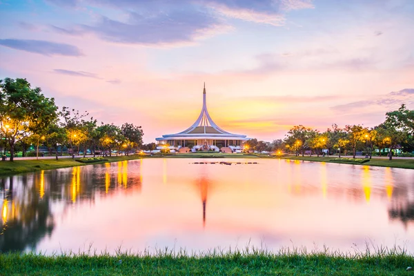 Twilight Pavilion landmark of Suan Luang Rama IX Public Park, Bangkok, Tailandia —  Fotos de Stock