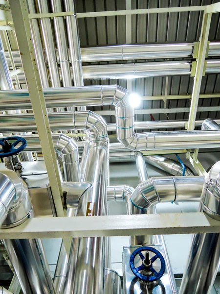 Processo Caldeira de aço tubulação vapor de água quente na sala para a indústria . — Fotografia de Stock