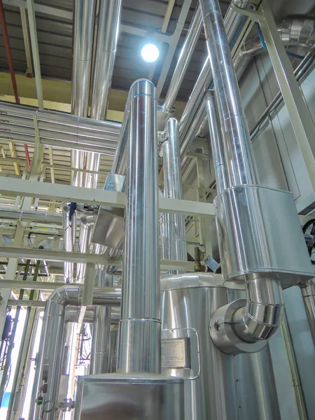 プロセス ボイラー鋼業界のための部屋でお湯の蒸気を配管. — ストック写真