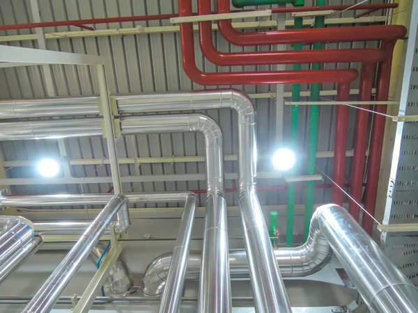 Proces kotle ocelové potrubí horké vodní páry v místnosti pro průmysl. — Stock fotografie