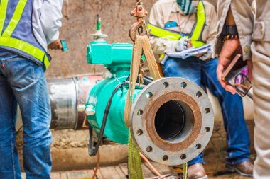 Yeraltı Vana Doğalgaz boru hattı kaynak inşaat işçisi