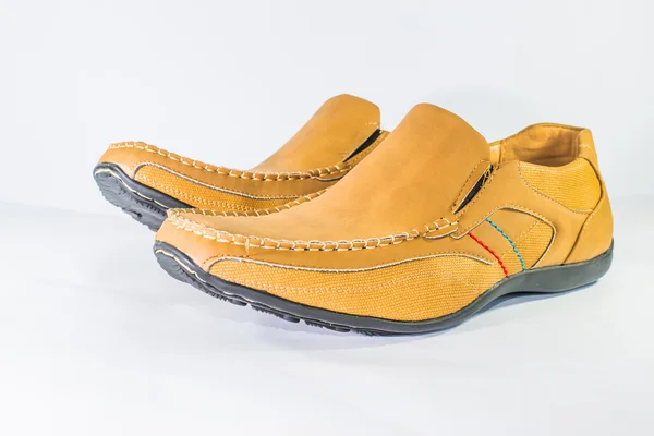 Classiche scarpe di pelle marrone isolato su sfondo bianco . — Foto Stock