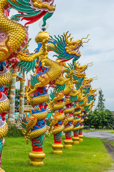 Golden Dragon in de Chinese tempel — Stockfoto