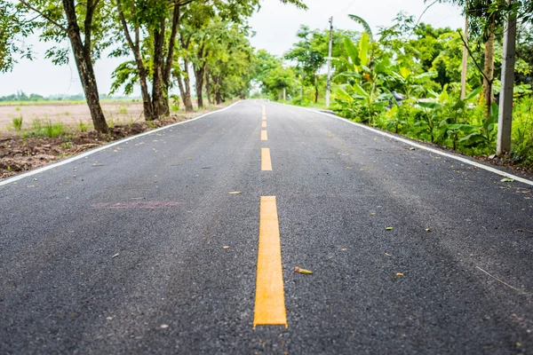 Strada asfaltata sulla campagna in Thailandia . — Foto Stock