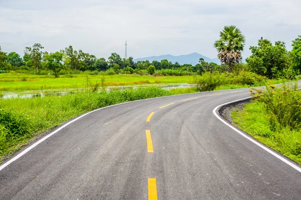 Strada asfaltata sulla campagna in Thailandia . — Foto Stock