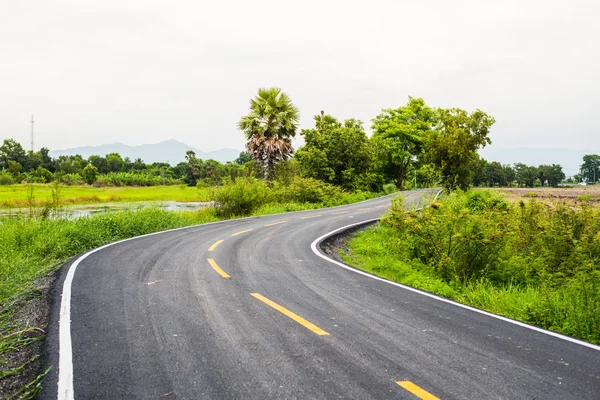 Strada asfaltata sulla campagna in Thailandia . — Foto Stock