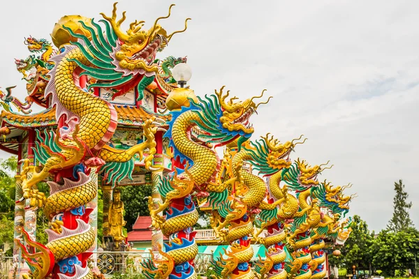 Golden Dragon in de Chinese tempel — Stockfoto