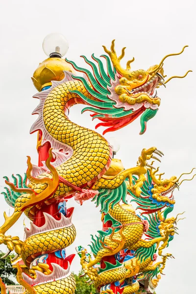 Golden Dragon i kinesiska tempel — Stockfoto