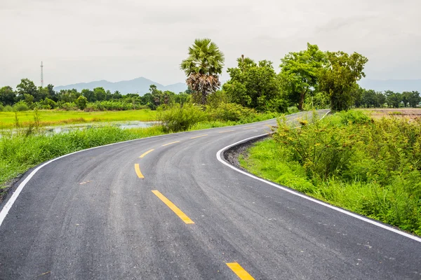 Strada asfaltata sulla campagna in Thailandia . — Foto Stock