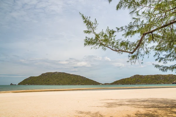 Το βουνό στη θάλασσα σε Prachuab Kiri Χαν κοντά σε Phraya Nakhon σπηλιά στην Ταϊλάνδη — Φωτογραφία Αρχείου