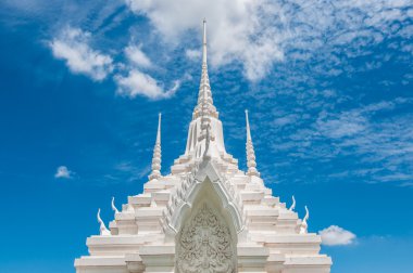 Beyaz pagoda Budist tapınak Tayland mavi gökyüzü arka plan ile.