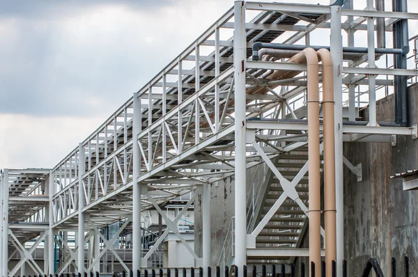 Processen rör på rack i fabriken i industriella — Stockfoto