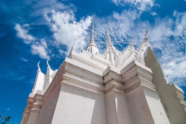 White pagoda with blue sky background in Buddhist temple Thailand. — Stock Photo, Image