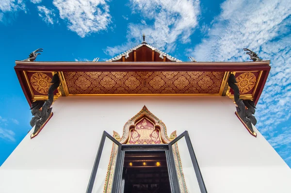 Под видом пагоды с голубым небом фоне в буддийском храме Таиланда . — стоковое фото