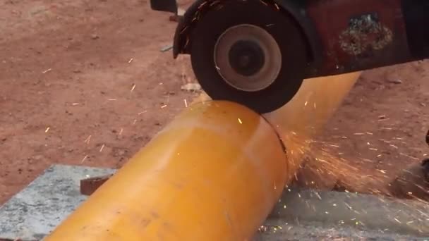 使用磨料工具切割管道层聚乙烯涂层 — 图库视频影像