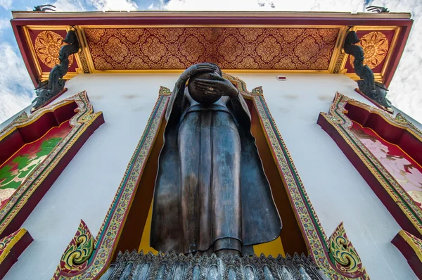 Under looking view pagoda with blue sky background in Buddhist temple Thailand. — Stock Photo, Image