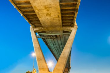 Alacakaranlık görünümü panorama Bhumibol Karayolu Köprüsü altında