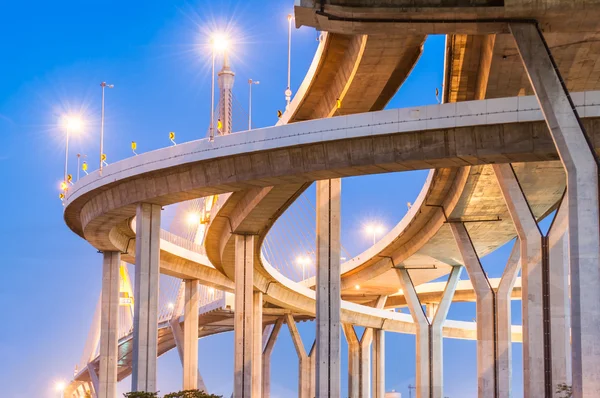 Twilight under visning panorama Bhumibol motorvej Bridge - Stock-foto