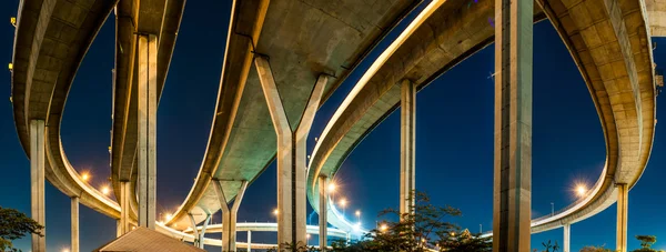 Twilight under visning panorama Bhumibol motorvej Bridge - Stock-foto