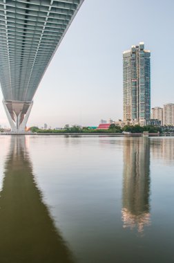 Bhumibol Karayolu Köprüsü ve Chao Phraya Nehri Twilight görünümü