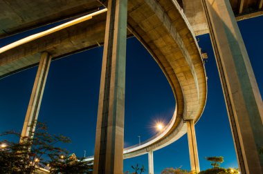 Bhumibol Karayolu Köprüsü Twilight görünümü altında.