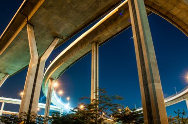 Bhumibol Karayolu Köprüsü Twilight görünümü altında.