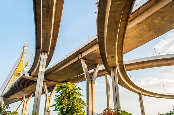 Bhumibol Highway Bridge Crepúsculo em vista . — Fotografia de Stock