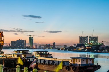Chao Phraya Nehri'nin Twilight görünümü