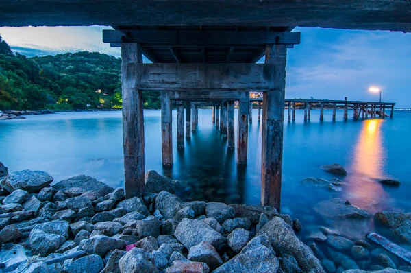 Ahşap köprü ontwilight deniz, Khao Laem Ya Milli Parkı, Rayong altında