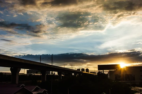 Aeroporto link céu trem com luz do pôr do sol bonito — Fotografia de Stock