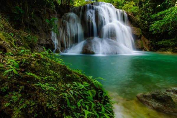 Parque Nacional Huay Mae Kamin Waterfall, Kanchanaburi, Tailândia — Fotografia de Stock