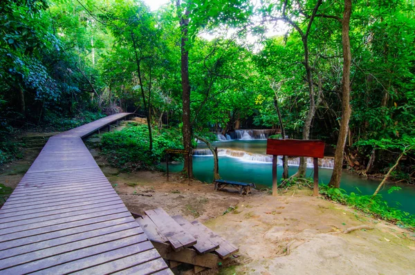 Wood walkway on a wild park to the Waterfall Huay Mae Kamin, Thailand. — стокове фото