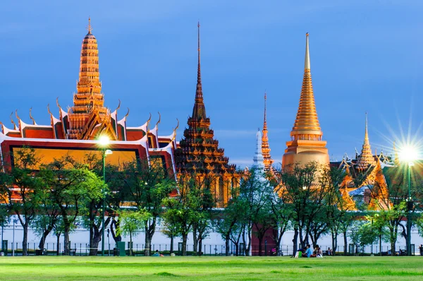 Twilight tempel van de Smaragden Boeddha (Wat Phra Kaew) van Bangkok, Thailand. — Stockfoto