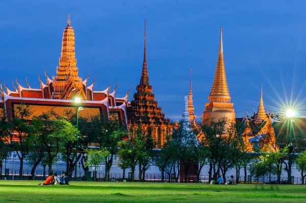 Templo Crepúsculo del Buda Esmeralda (Wat Phra Kaew) de Bangkok, Tailandia . —  Fotos de Stock