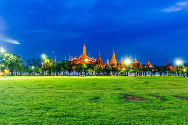 Twilight Wat Phra Kaew, Grand Palace, Bangkok. (Uitzicht vanaf het gazon of Sanam Luang). — Stockfoto