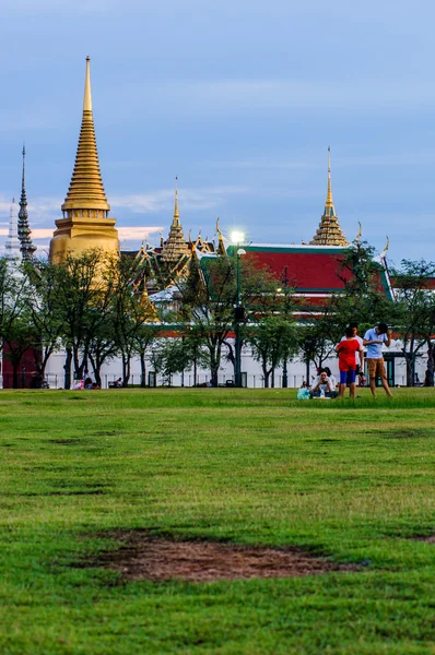 Mensen zitten in Sanam Luang aan de voorkant Wat Phra Kaew en het grote paleis — Stockfoto