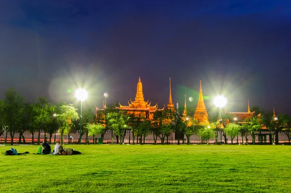 Mensen zitten in Sanam Luang aan de voorkant Wat Phra Kaew en het grote paleis — Stockfoto